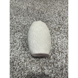 Lenox Jacquard Scalloped Embossed 10" Vase Porcelain Made In‎ USA Off-White 24k